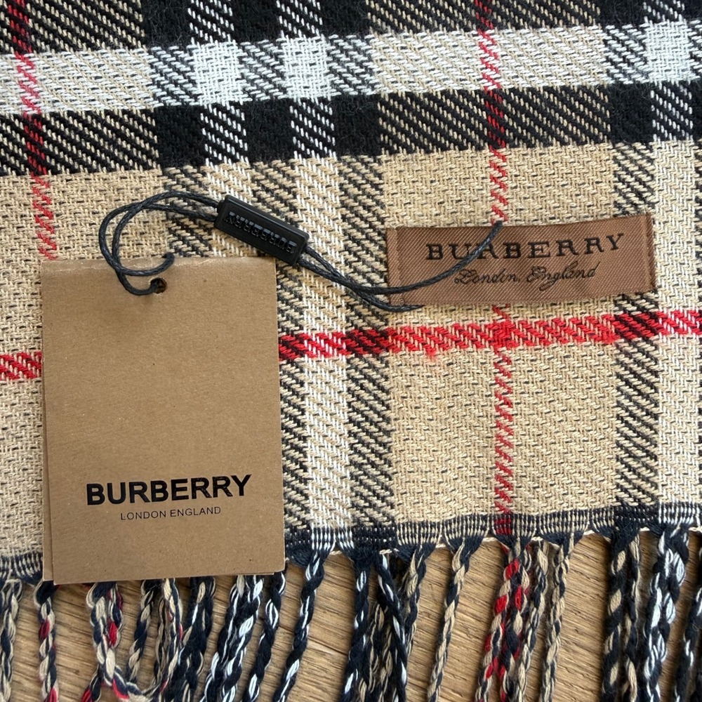 Burberry Reversible Check Scarf Archive Beige Black Plaid Fringe NWT - Picture 6 of 6